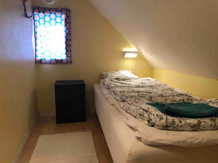 Petite chambre sans fenêtres. La fenêtre fait face à la grande chambre.