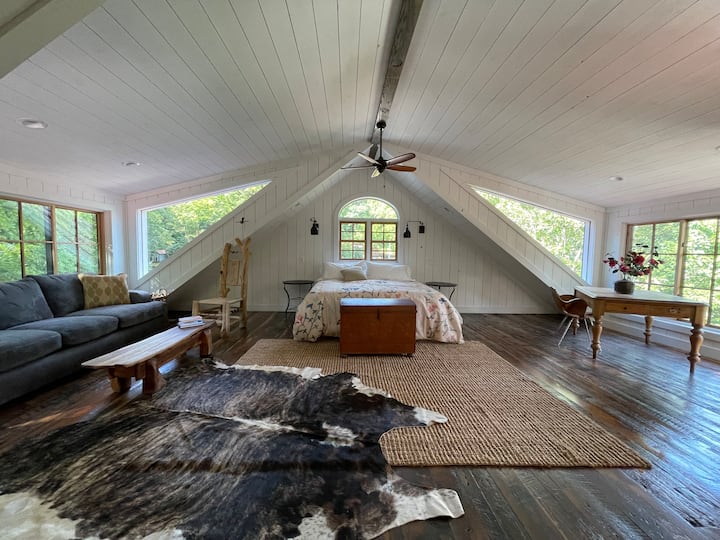 The spacious, upstairs loft has a king size bed and 360 views of the property. You can see the friendly animals in the pasture and a large pond with a fountain and ducks and geese. You can fish too so be sure to bring your rod.