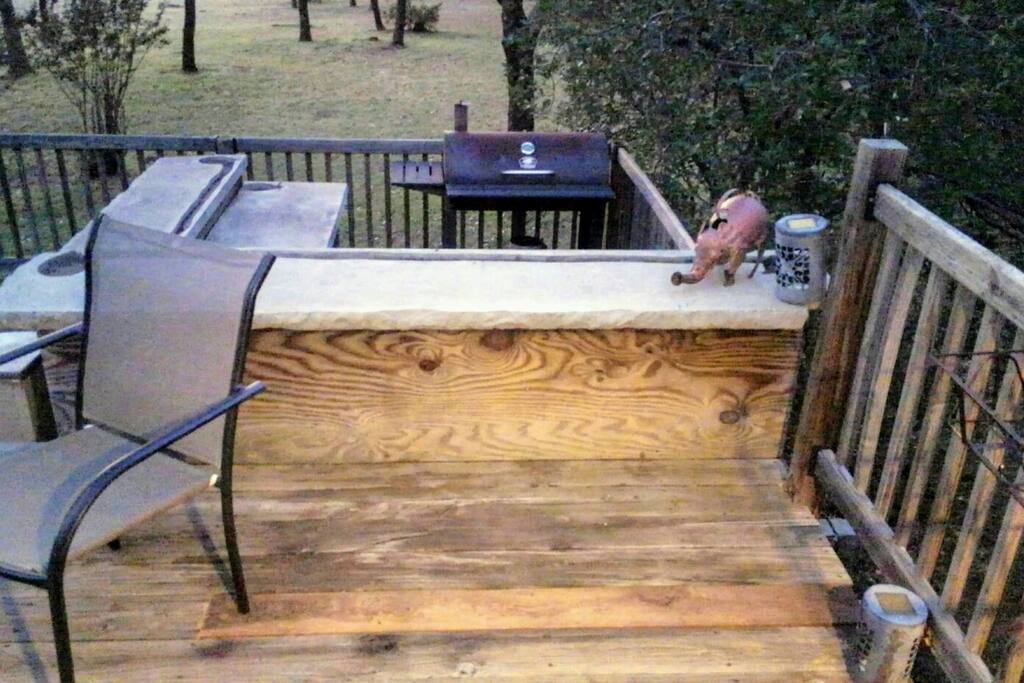 Outdoor bar and Bar-be-que area with spectacular views.