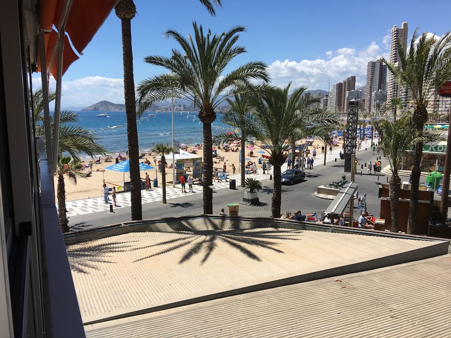 Vistas a la playa, al mar y al paseo marítimo.