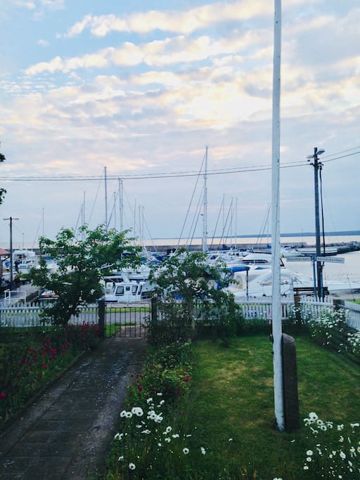 Bilden tagen från huset som är beläget mitt i hamnen