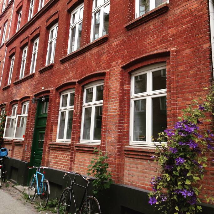 The building from the street - welcome to Nørrebro !