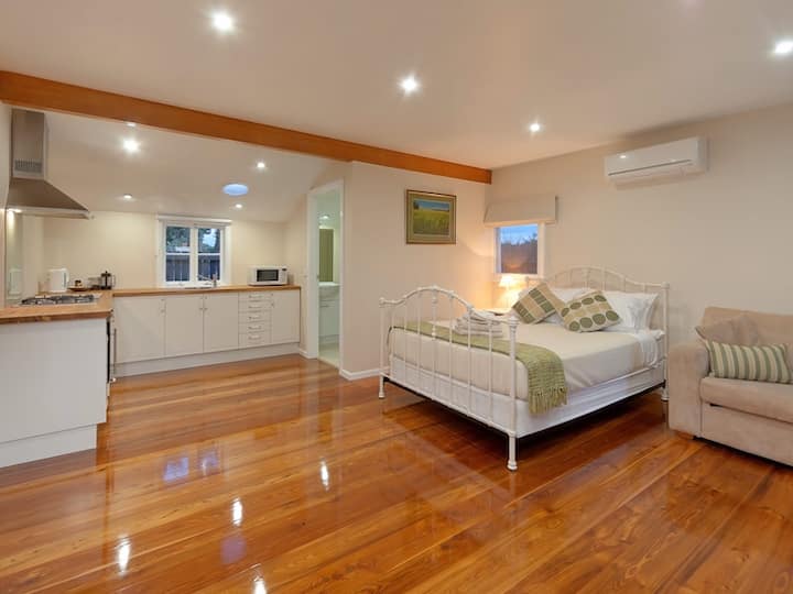 The Linesman's Cottage - Victoria