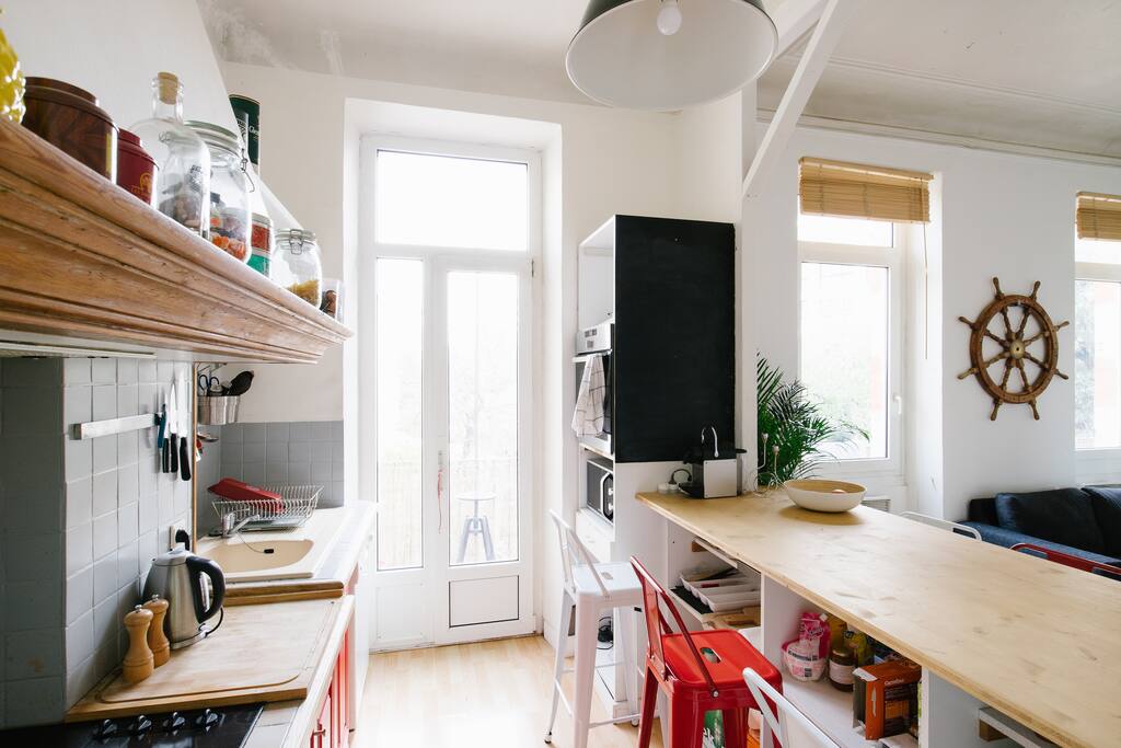 Cuisine donnant sur le balcon et salon