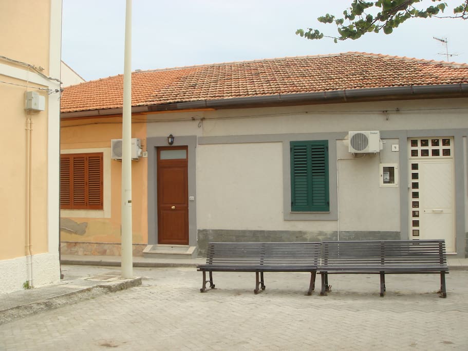 Ingresso (portone marrone)