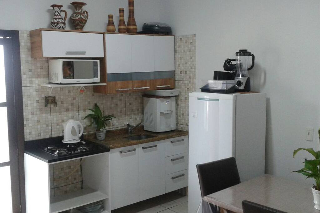 cozinha conpacta completa
liquidificador batedeira sanduicheira chaleira elétrica bebedouro grill microondas geladeira porta saída para deck