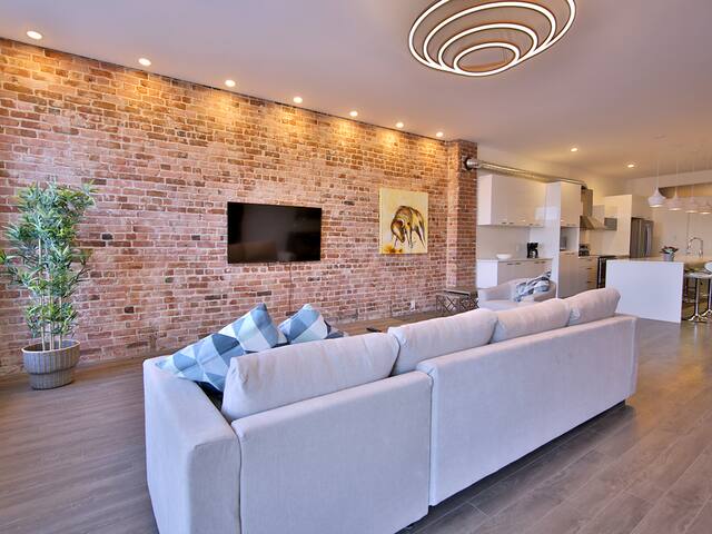 Elegant Condo in Old Montreal with Private Terrace gallery image 3