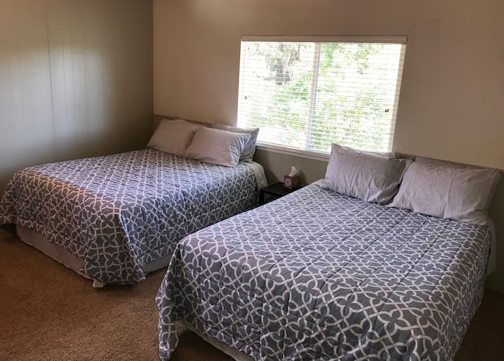 Dormitorio 3: 2 camas tamaño queen con capacidad para 4 personas, baño conectado.