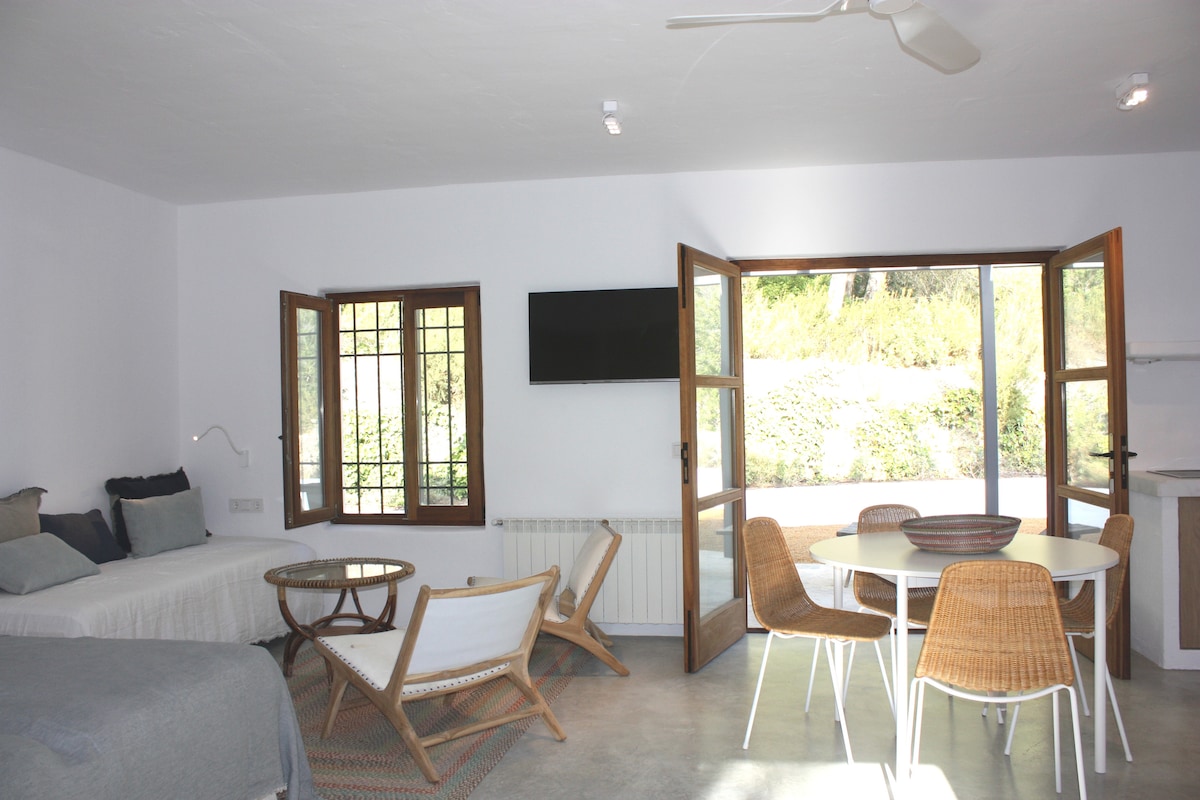 Ექვსი საძინებელი A doble bed-ით და გასაშლელი დივნით (სტუდიო)