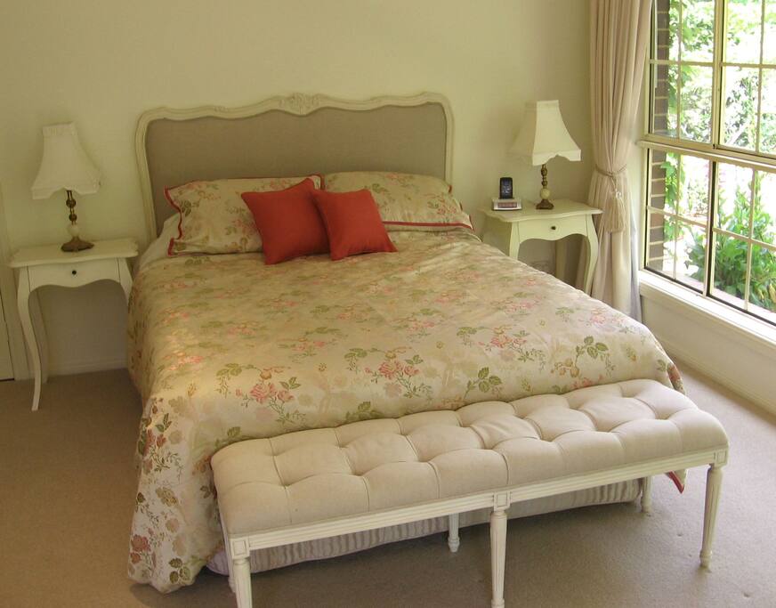 Full queen size bed