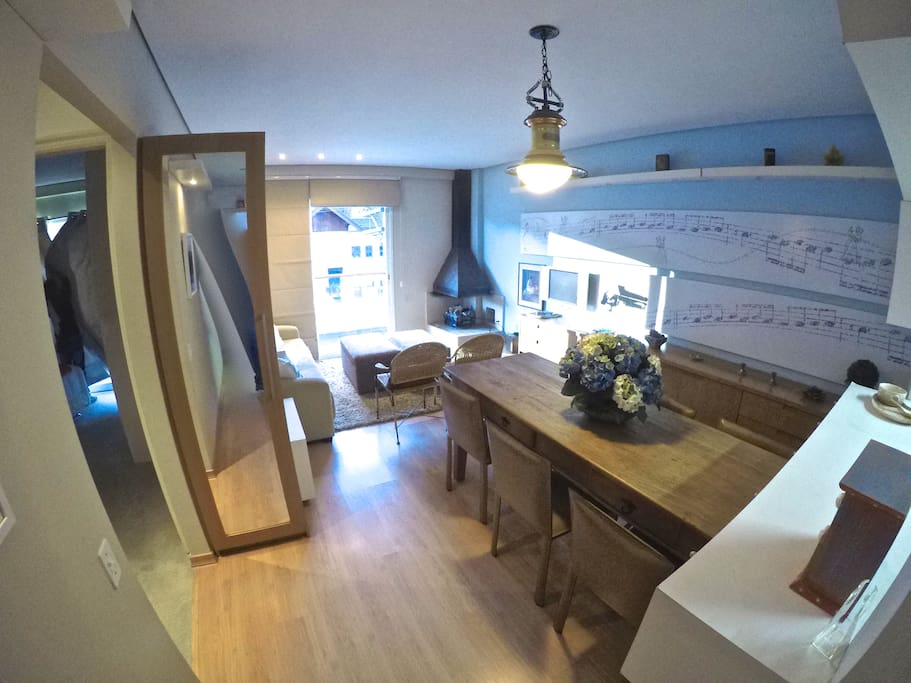 Tenho 6 apartamentos iguais nesse prédio com apenas diferenças na decoração e mediante disponibilidade, você pode escolher qual unidade mais te agrada. Caso nenhuma escolha seja feita, iremos acomodar você na unidade que mais se encaixa em seu perfil e configuração de casal ou solteiro. Essa foto refere-se a unidade de nome "TURACO". Fica no primeiro andar e é servida por elevador. Essa unidade tem capacidade oito pessoas sendo em um suíte uma cama de casal, na outra suíte com dois beliches e mais um sofá cama na sala