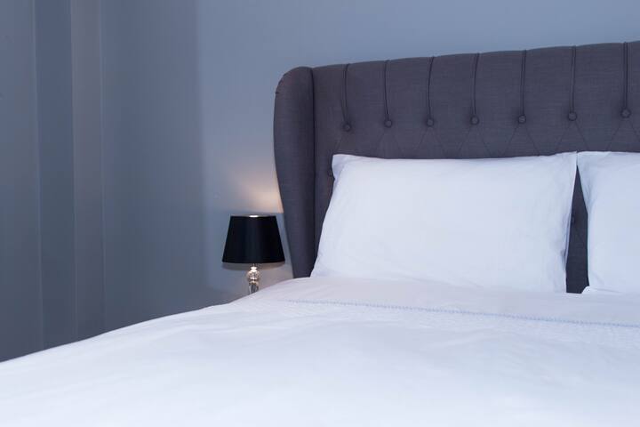 King bed + en-suite next to Manchester Piccadilly