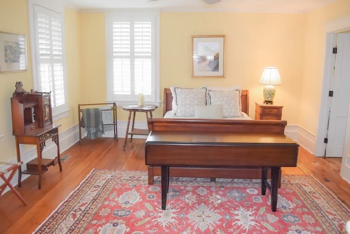 Apartman Master u prizemlju nalazi se s lijeve strane dok ulazite s vrata. Preko puta. 