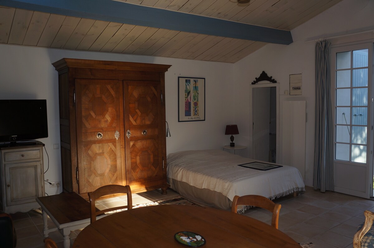 منطقة غرفة النوم. مرحاض خلف البوابة الصغيرة. يفتح الباب الزجاجي على الحديقة