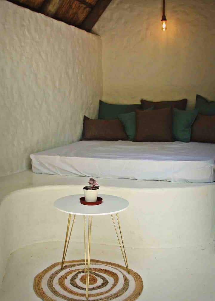 La zona salotto è perfetta per fare una siesta. Il materasso queen-size funge anche da letto supplementare per bambini o animali domestici.