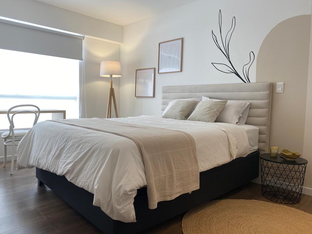 Glavna spavaća soba s bračnim krevetom.   Ako trebate raditi, na raspolaganju će vam biti radni stol