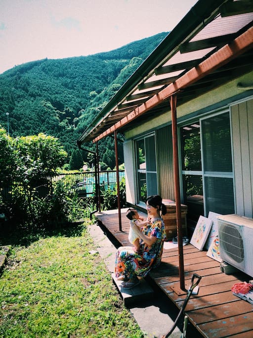 This is my yard.You can draw pictures and drink tea.
