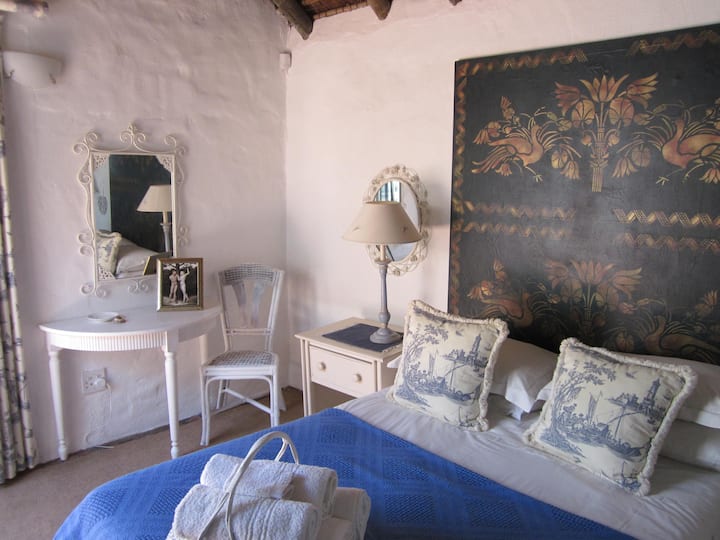 ห้องนอนในห้องสวีทที่ 3 พร้อมทางเข้าส่วนตัวห่างจากควอร์ตยาร์ดและอยู่ติดกับบ้านหลัก 
(ห้องนี้จะว่างหากมีการจองหกหรือแปดคน)