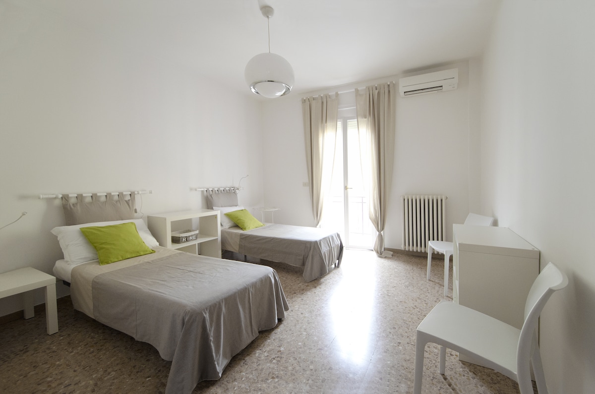 dormitorio, dos camastros o cama matrimonial