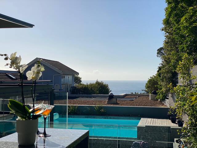 Chic villa for 8 quiet yet at heart of Camps Bay gallery image 5