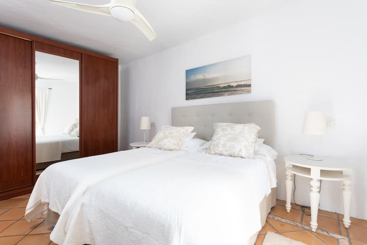 חדר שינה 3, עם חלון גינה. אפשרות למיטת קווין סייז או שתי מיטות יחיד.