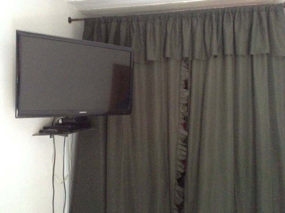 Amoblado con televisor, y con disponibilidad de closet.