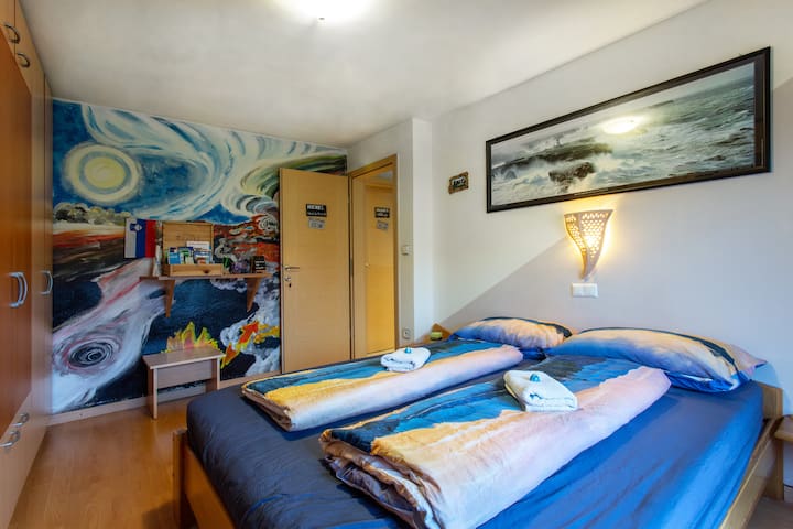 MICHO - ideal for transit, near the stadium