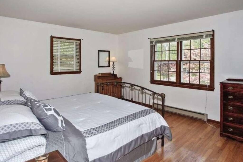 Private bedroom w. Queen bed