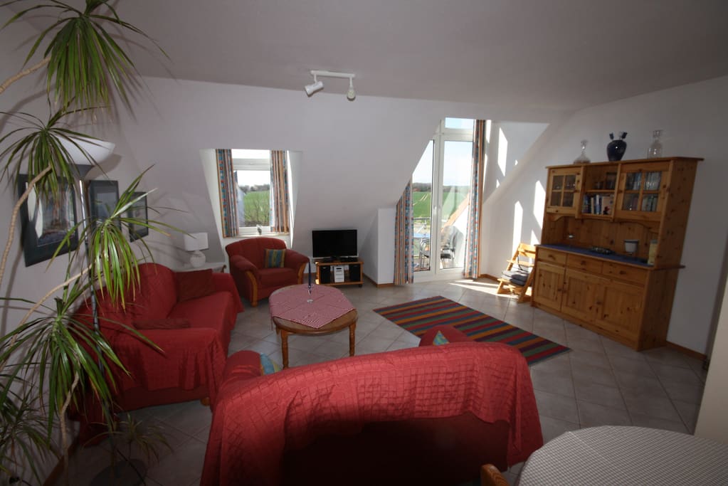 Wohnzimmer mit Balkon