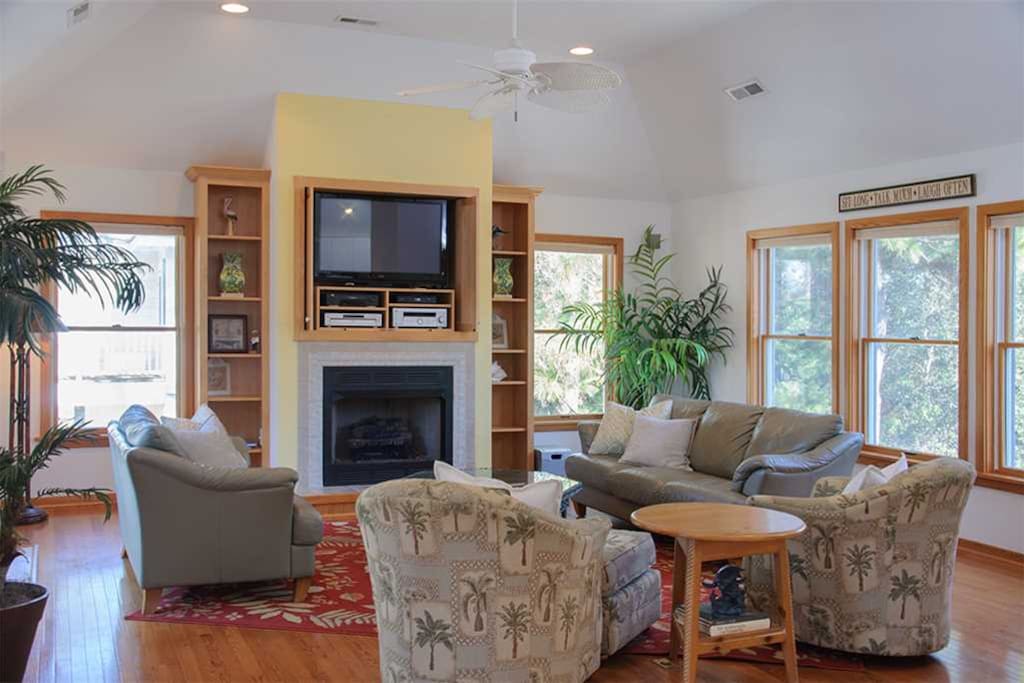 CL313: Mater Oceanus | Top Level Living Area | Fireplace Not Available For Guest Use