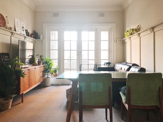 Large private room in Bondi 15mins from Beach!