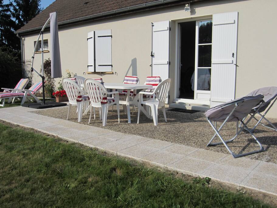 BBQ à gaz sallon de jardin 6 chaises et parasol déporté