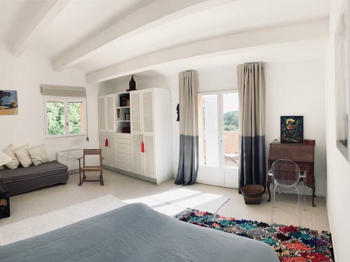 chumba cha kulala cha ghorofa ya kwanza na mtaro mdogo