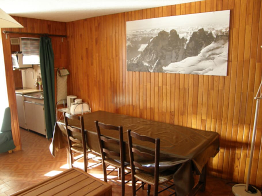 Coin salle à manger. Table jusqu'à 10 personnes