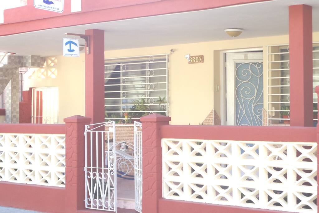 Frente del Hostal Melba y Manuel