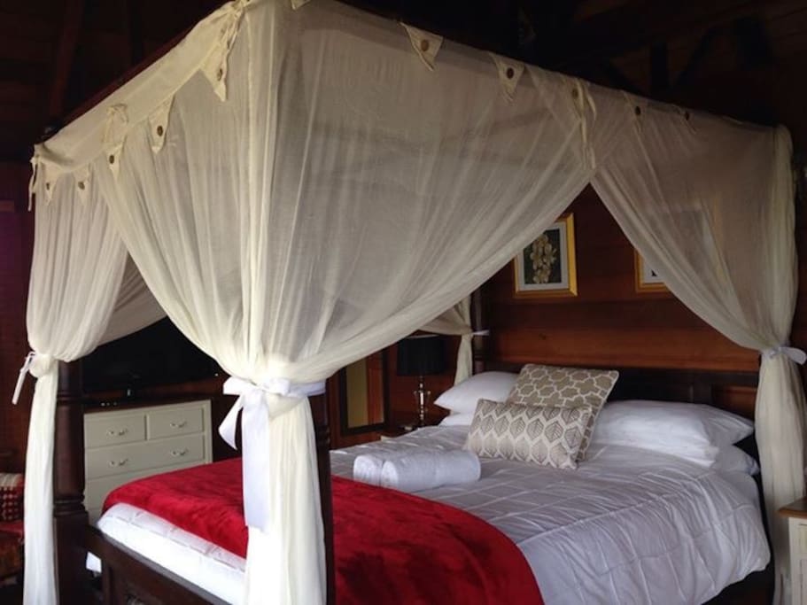 Luxury Bedroom w/ 4 post Balinese Bed