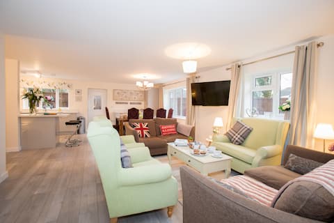 Popular Airbnb listing: 4 bedroom house in Cippenham Slough in Slough