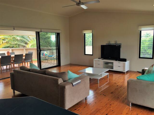 Large Noosa family home by beach gallery image 3