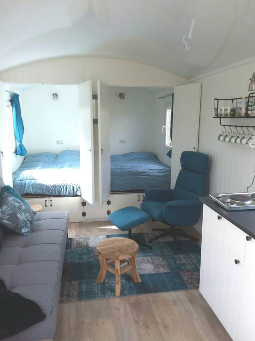 2 bedstee, slaapbank en stoel