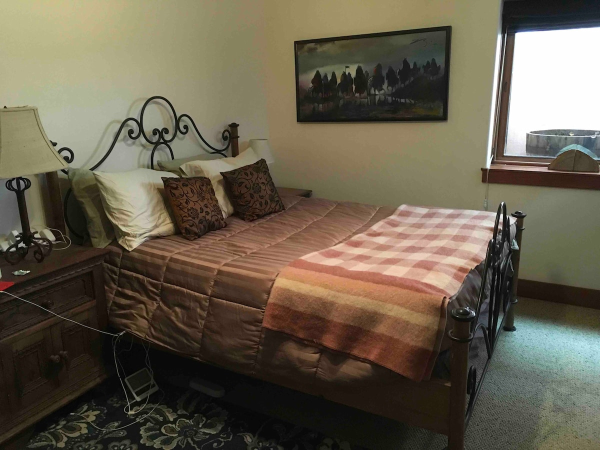 卧室配有标准双人床