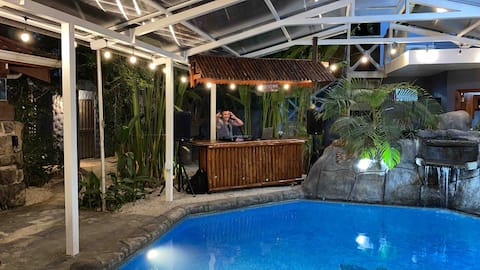 Backyard Paradise Pool & BBQ and beach 2 min walk