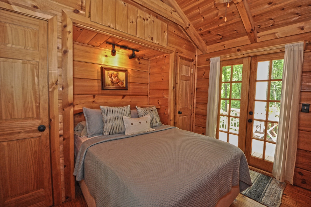 Fox Den: Bedroom with doors directly out to the back patio & private Hot Tub
