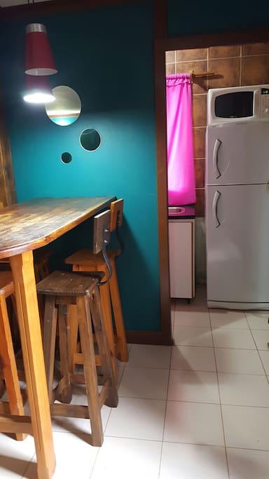 Vista zona comedor y entrada a la cocina equipada