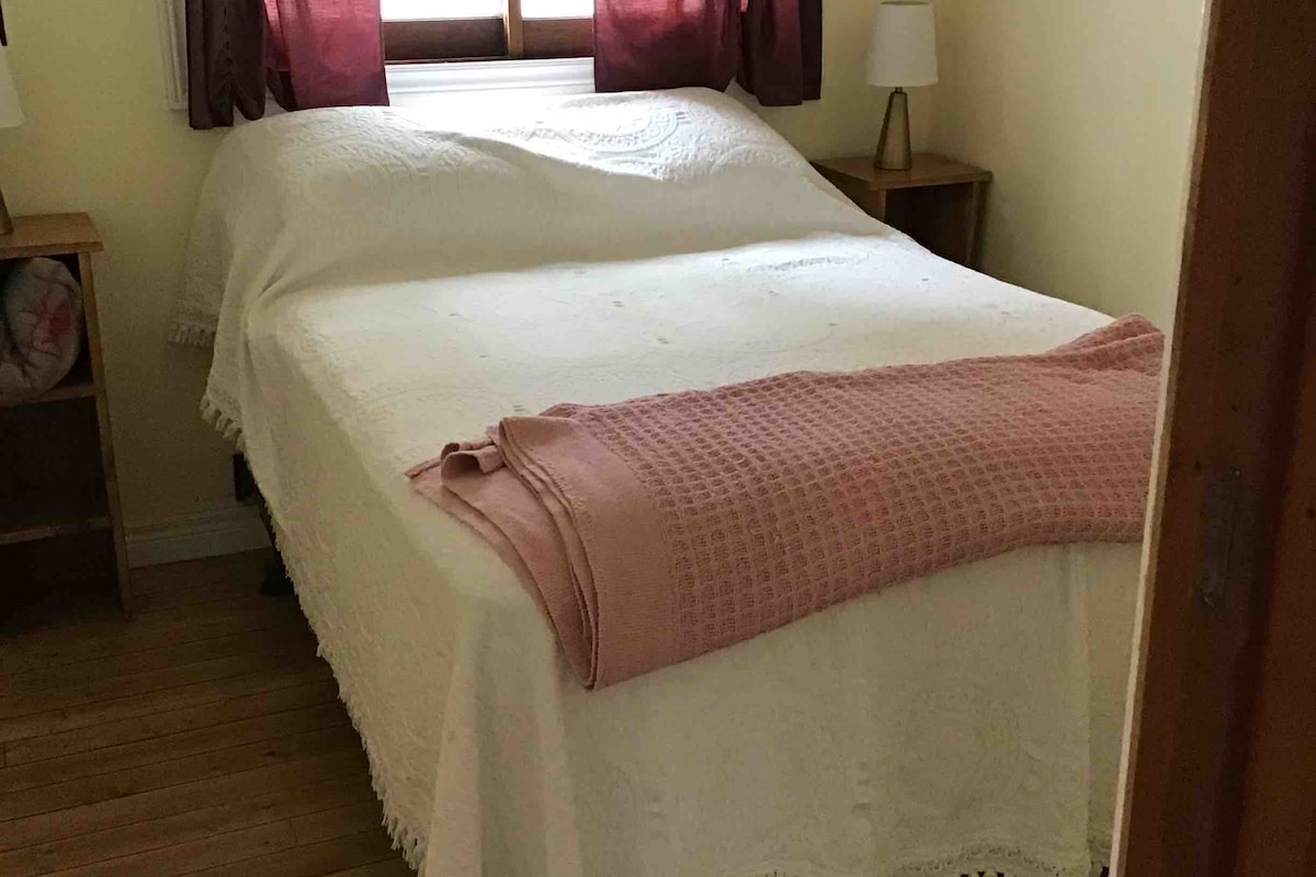 Средна спалня с малко двойно легло