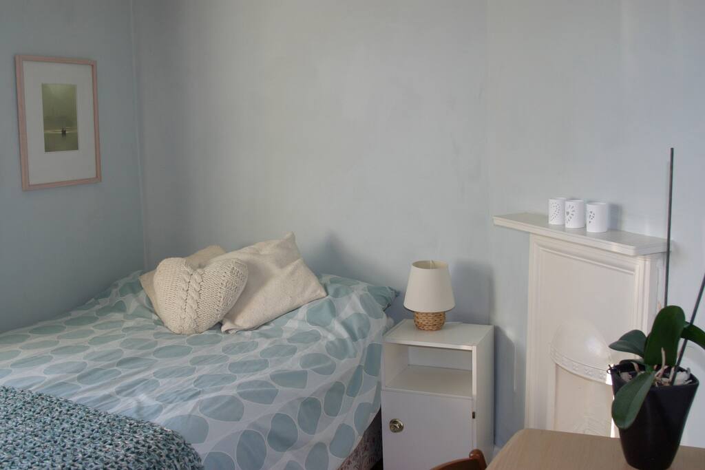 Comfy south facing room with 4ft double, desk, wardrobe and chest of drawers.