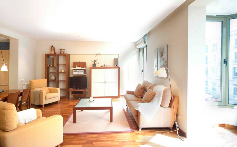 Three bedroom apartment Ronda Universitat gallery image 3