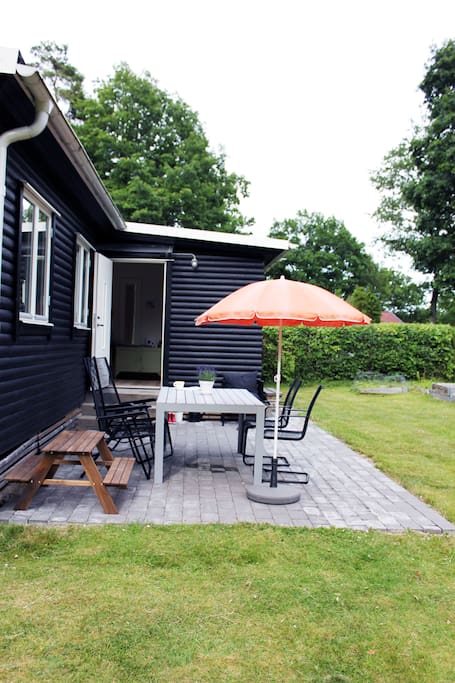 Charmig stuga med altan vid sjö cottages for rent in slumsvik ...