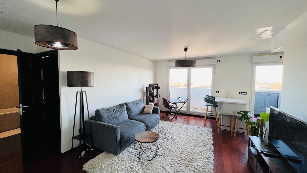 Top Airbnb: Peaceful and Cosy Flat with Parking and Balcony in Romainville