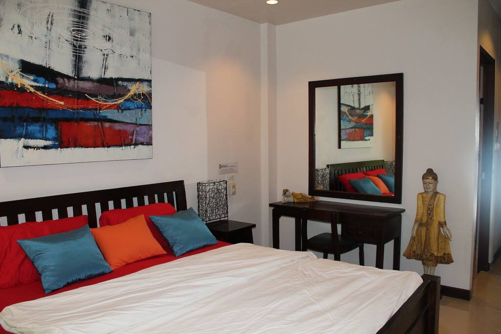 king size bed, small desk with chair, big mirror