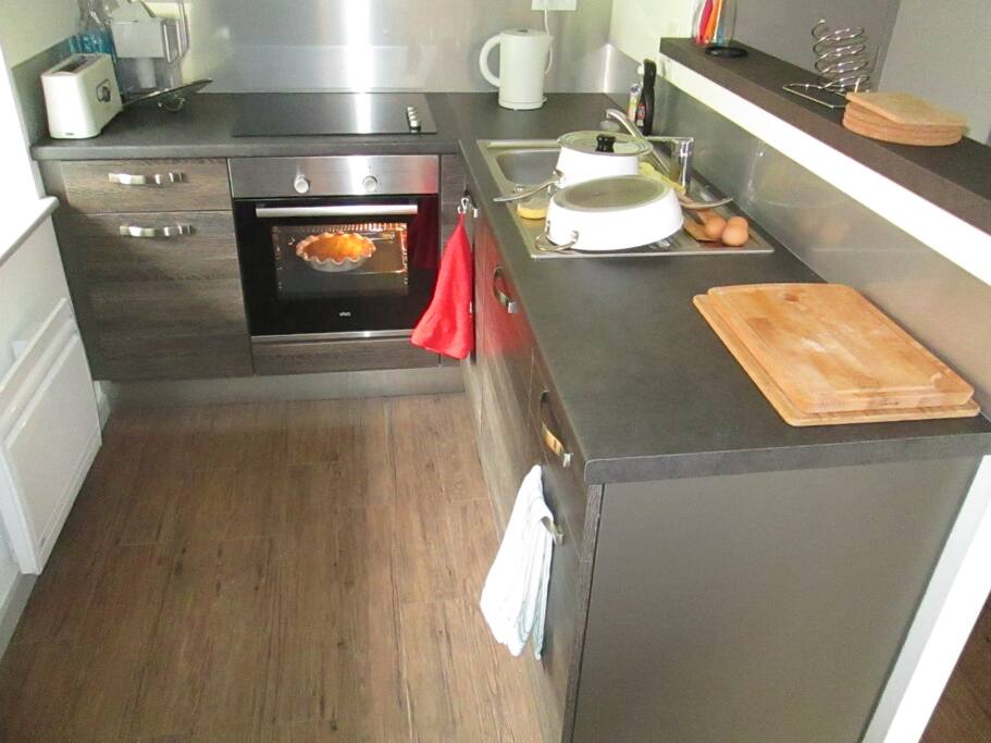 Cuisine ouverte sur séjour, bien équipée.